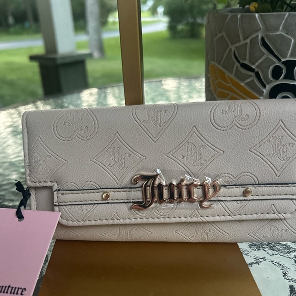 NWT-Juicy Couture Beige Embossed Wallet - Picture 1 of 5